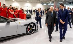 Maglia Rosa di Mediatrends al Presidente della Repubblica Sergio Mattarella per avere inaugurato ieri il nuovo e-building di Ferrari a Maranello
