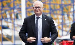 Maglia rosa di Mediatrends a Roberto Gualtieri per la promessa di bandire un concorso per 1000 nuovi taxi e 2000 licenze 