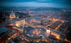 MAS506- ROMA (ITALIA). 30/4/2011.- Vista aérea panorámica de los alrededores de la Plaza de San Pedro en Ciudad del Vaticano hoy, sábado 30 de abril de 2011, en la noche de vigilia previo a la beatificación mañana del papa Juan Pablo II. unas 200.000 personas, según la policía, se reunieron en esa ciudad italiana para conmemorar al papa Wojtyla, al que consideran ya "santo". EFE//MASSIMO SESTINI/CORTESÍA/SOLO USO EDITORIAL/NO VENTAS_free_Wikimedia_Commons_Vaticano_Piazza_San_Pietro_2011