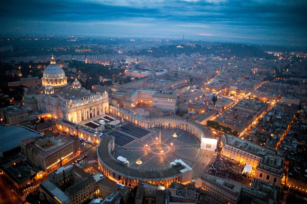 MAS506- ROMA (ITALIA). 30/4/2011.- Vista aérea panorámica de los alrededores de la Plaza de San Pedro en Ciudad del Vaticano hoy, sábado 30 de abril de 2011, en la noche de vigilia previo a la beatificación mañana del papa Juan Pablo II. unas 200.000 personas, según la policía, se reunieron en esa ciudad italiana para conmemorar al papa Wojtyla, al que consideran ya "santo". EFE//MASSIMO SESTINI/CORTESÍA/SOLO USO EDITORIAL/NO VENTAS_free_Wikimedia_Commons_Vaticano_Piazza_San_Pietro_2011