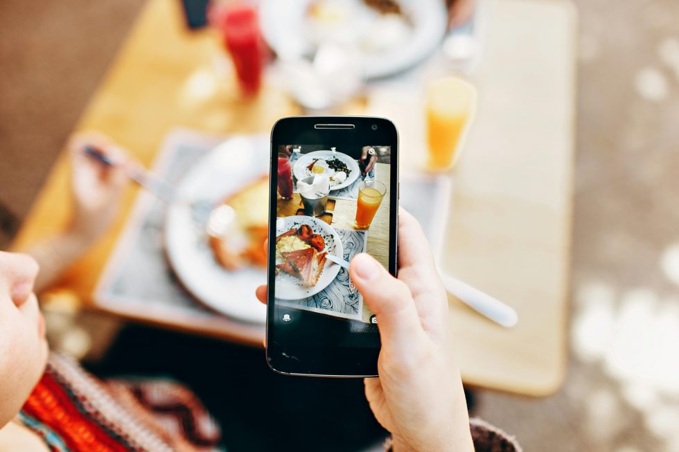 pexels-helenalopes-693267_foto_free_smartphone_cibo_food_creator