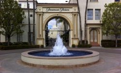 Paramount_entrance_free_Flickr