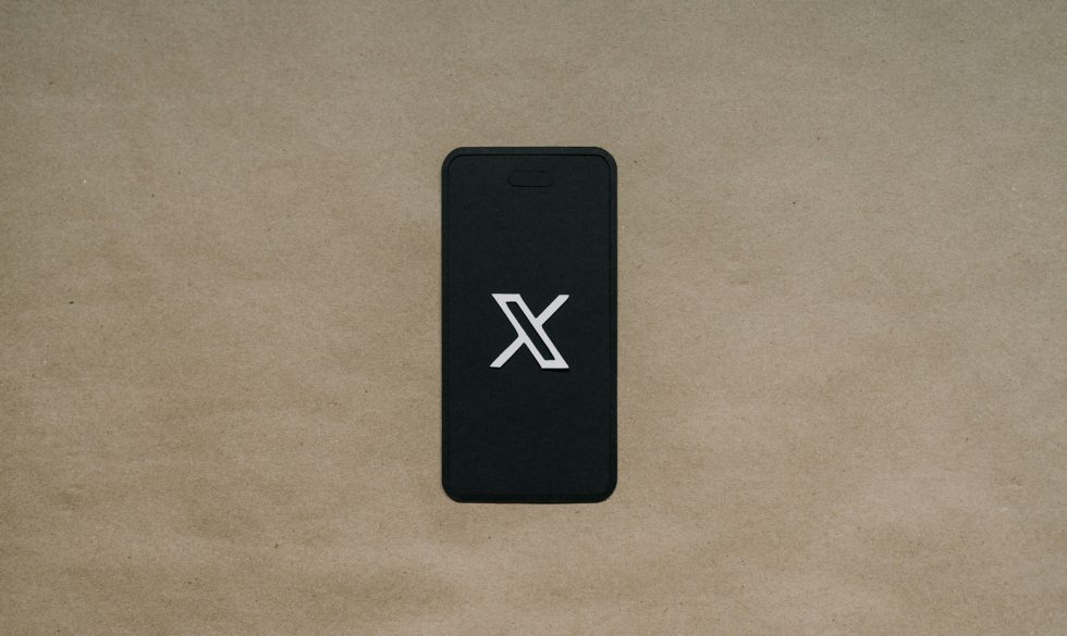 kelly-sikkema--OqtbMSPN7c-unsplash_x_social_media_Elon_Musk_free