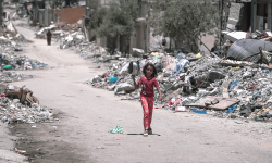 A_girl_walks_inside_Gaza_during_the_Gaza-Israel_war_to_get_food