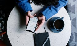 social_media_smartphone_Whatsapp_free_pexels-cottonbro-5053740