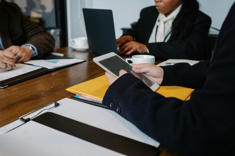 Pexels free photo company azienda società board tech https://www.pexels.com/photo/crop-multiethnic-colleagues-working-in-office-5668527/