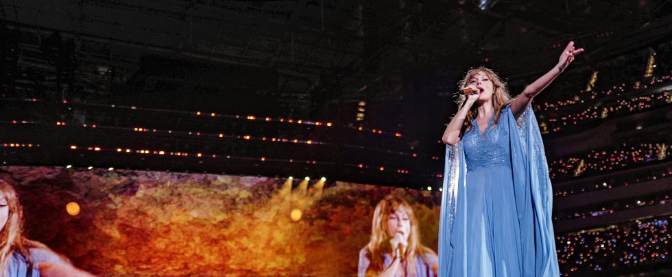 Taylor_Swift_The_Eras_Tour_The_Folklore_Set_Era_(53110002403)_free_Wikimedia