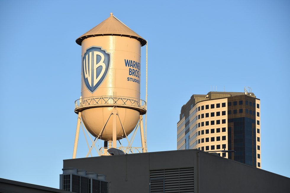 Warner_Bros._Studios_Water_Tower_2020_free_Wikimedia