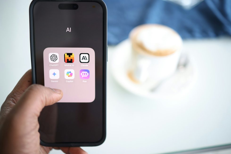 free_unsplash_photo_chatgpt_claude_anthropic_openai_solen-feyissa-hWSNT_Pp4x4-unsplash