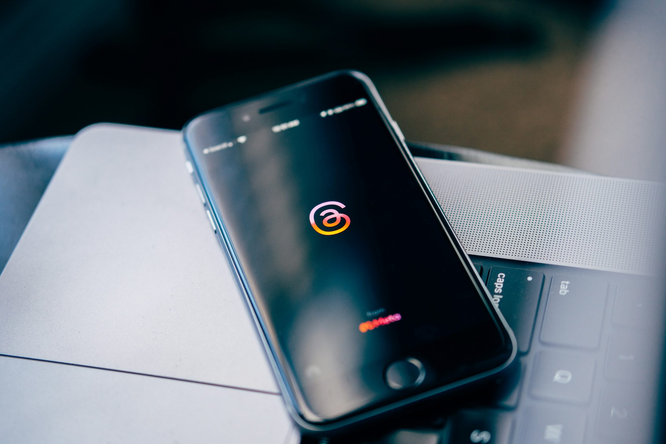 wesley-tingey-KoPf4bhkmBg-unsplash_free_Threads_social_media_app_Meta